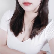 そっと寄り添う仕草が、ずるく可愛い|白シャツと彼女「しろかの」