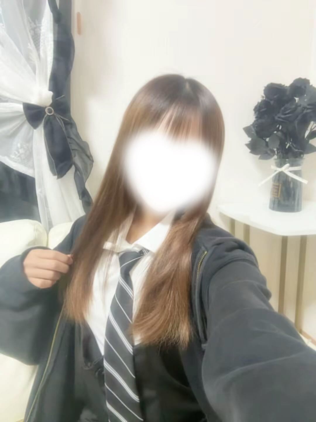 今日は少し寒いからパーカー着てます✨